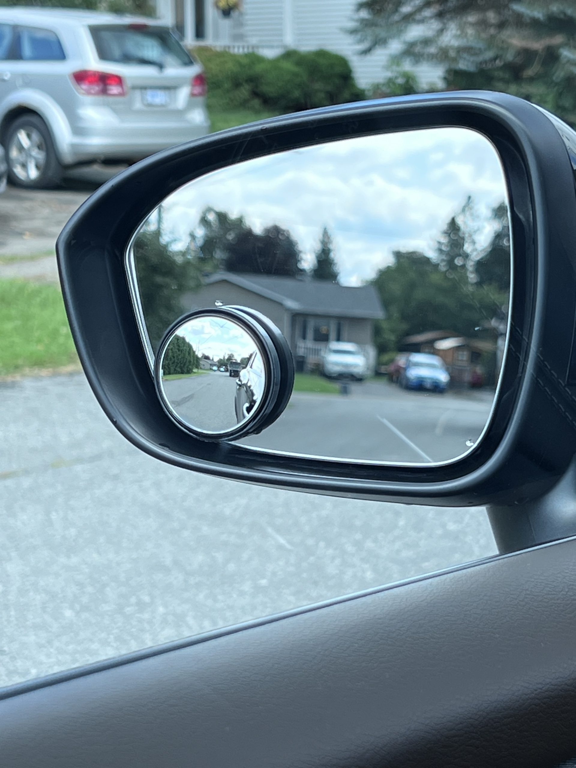 image of a car's sideview mirror